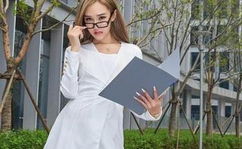 AISS爱丝(黄金版) - 灵儿美丝私拍图集分享：感觉时间都懒得走了，瞬间就被她吸引。