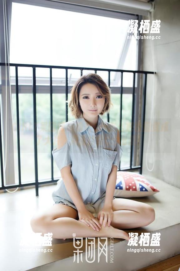 GIRLT果团网 - 看龚玥菲怎么把校园变成了大片，简直就是C位出道！