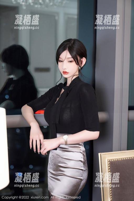 Xiuren秀人网 - 凌希儿和她的定制毛衣写真：看完我只想整个人都卷起来！