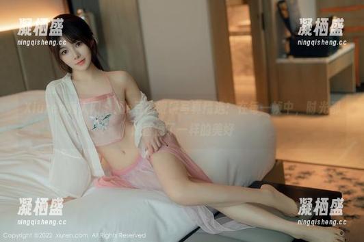 Xiuren秀人网 - 奶e豆的眼镜写真精选：在每一帧中，时光都像暂停了一样的美好