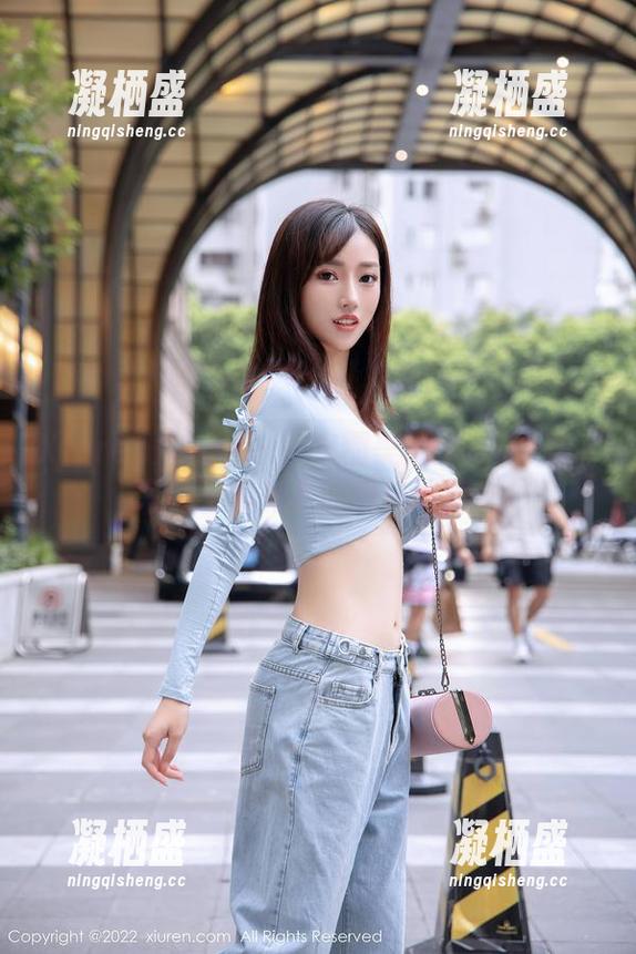 Xiuren秀人网 - 一窥糯美子Mini比基尼写真：阳光下的微风与期待