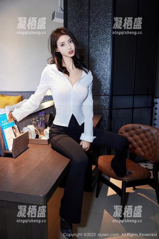 Xiuren秀人网 - 色彩渐变的毛衣：赵万灵图库中的多样资源大集合！