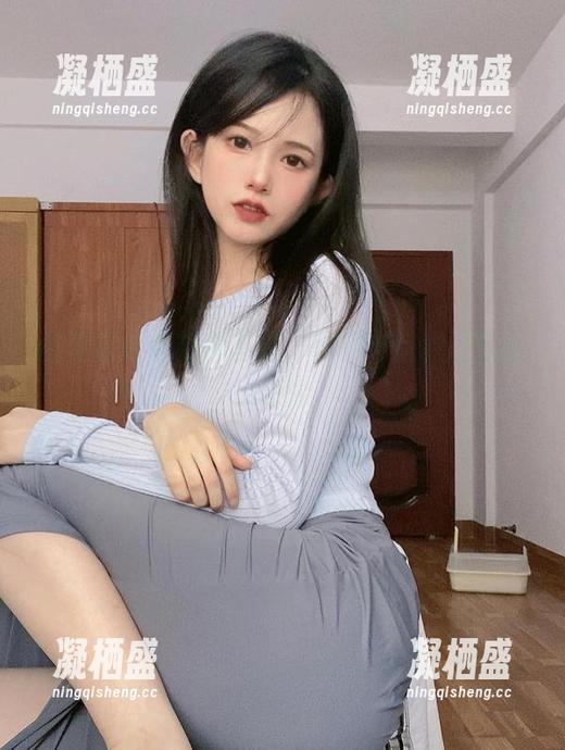 倦倦喵棉袜精选写真，慵懒与优雅的羞怯交错