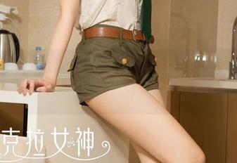克拉女神 - 泳池边的依娜丝：私拍照透出一种轻松自在的夏日氛围！