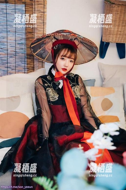 “孙乐乐(손예은)拍的JK写真，照片里的每一帧都是青春的旋律！”——仿佛听见了小青蛙在唱歌。