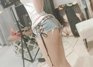 微密圈 - 小玉吃果冻的修女写真：更新后的超现实之旅，不看后悔哦！