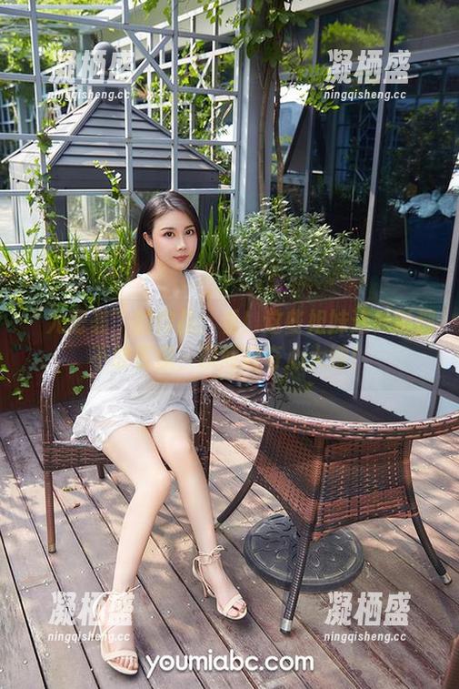 尤蜜荟 “尤蜜荟”的作品:看!这些姐妹连光影都不敢直视,瞬间好奇心大增!