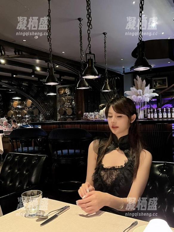 微密圈 - 就是阿朱啊的美腿，写真图册中的幻想与现实的交织。