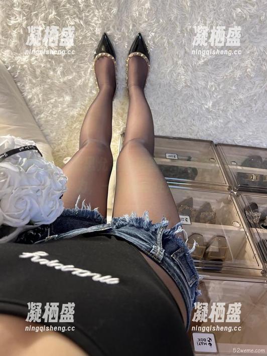 微密圈 - 张思允高清美图，吊带黑丝的魅力，一瞬间截住心跳