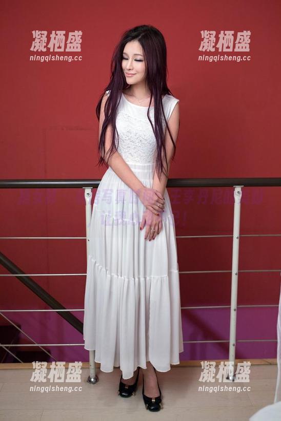 推女郎 - 私房写真时间：王李丹尼的美脚，让我心动不已！