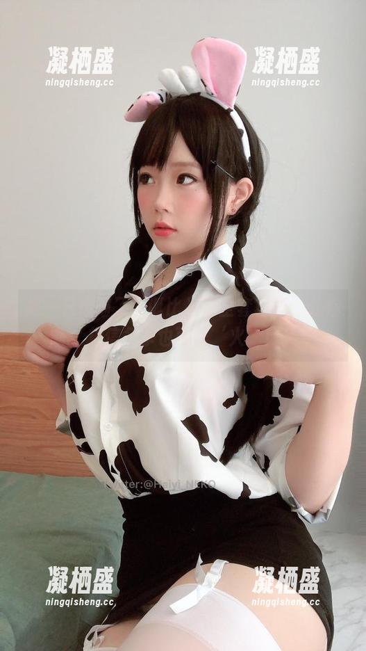 是一只废喵了圣诞比基尼全套写真，让你相信冬季也可以‘火’！
