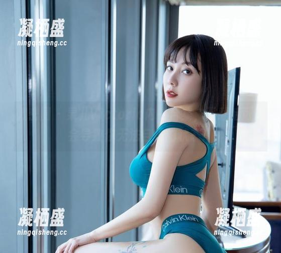 微密圈 - 果儿Victoria内衣合集，下载后可能会导致你无法自拔的状态！
