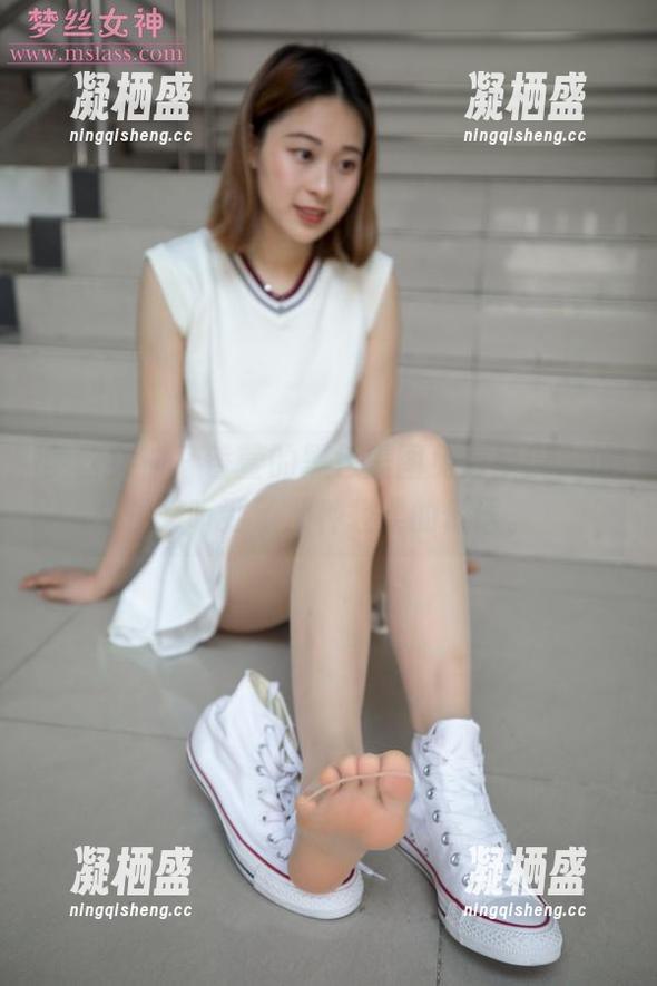 梦丝女神 - 香萱的黑色美图免费呈现，仿佛又听到了那种轻柔的低语。