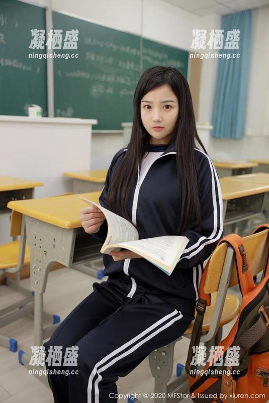 模范学院 - 夏笑笑Summer的校服写真图册：在细腻的光影中寻找那一抹微笑