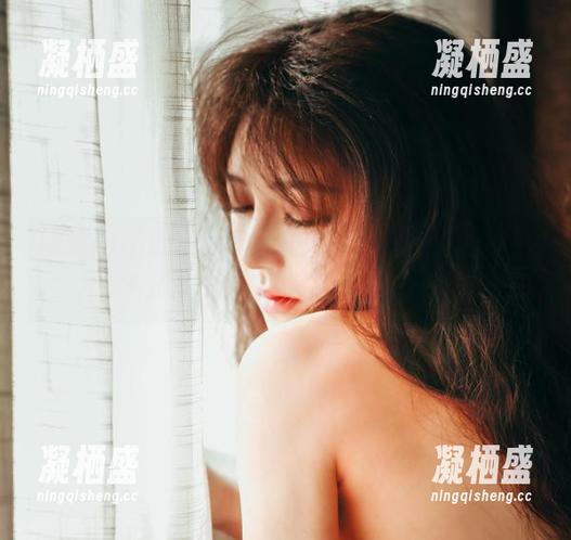 樱晚gigi的最新制服作品，真是别出心裁，不知道该关注她还是她的衣服