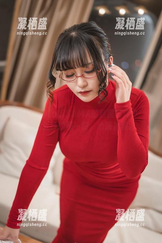 沉醉在洛璃LoLiSAMA的制服写真中：柔光透过纱的那一刻，心跳加速。