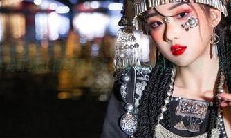 瓦斯塔亚小龙虾携红裙写真打卡，跟我来瞧瞧这股‘虾’力四射！