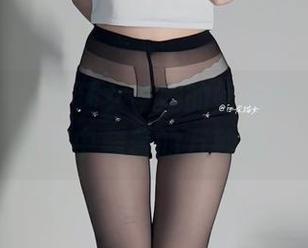 微密圈 - 白龙猫女与她的蟒蛇丝袜，写真套图中藏着的万种风情