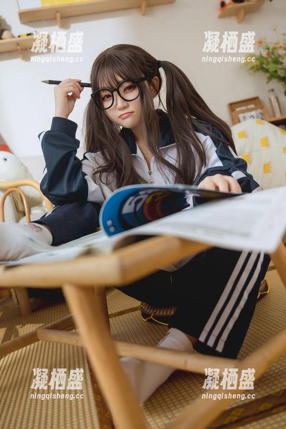 神沢永莉 这也太美了吧!神沢永莉浴室蓝白泳衣辫子的最新图片,感觉都能闻到阳光的味道!