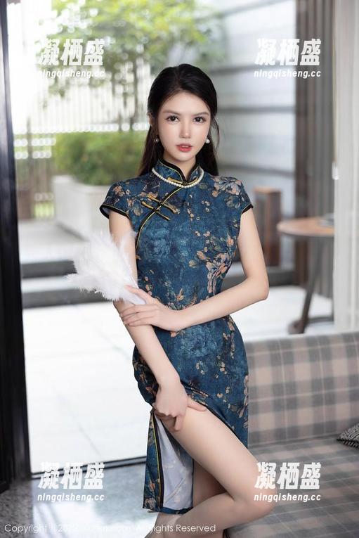 秀人网 - 伊丽莎有点白的内衣在线展示：图片里隐藏的光影游戏