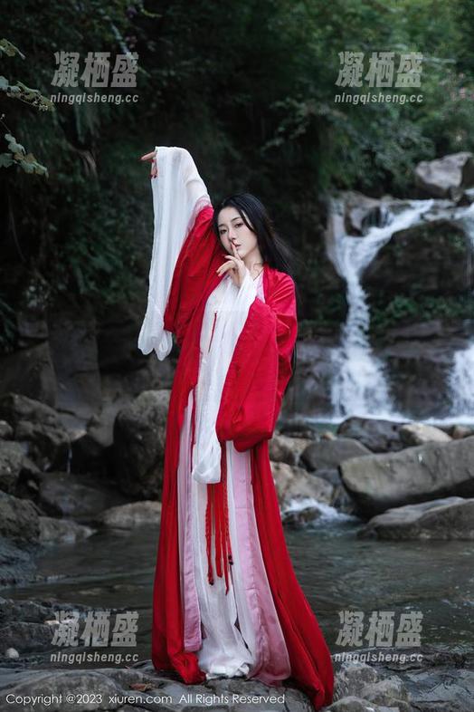 秀人网-伊诺 秀人网 - 网盘里的秘密:伊诺户外写真,下载与阳光亲密接触!