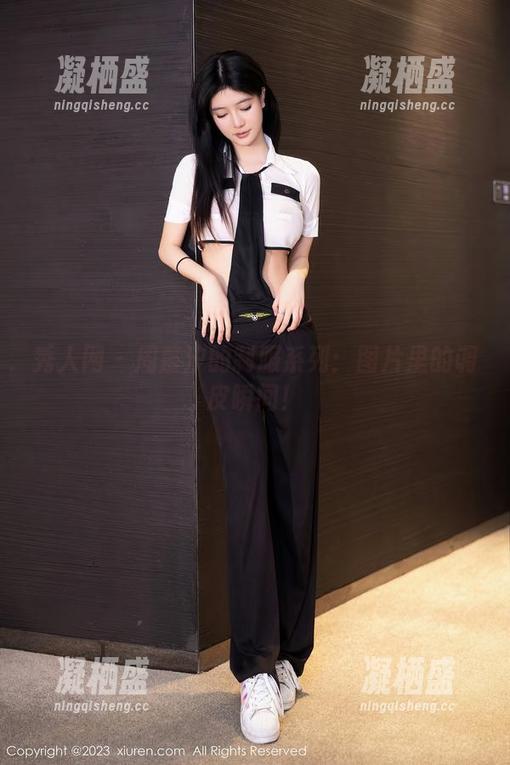 秀人网 - 周慕汐的制服系列：图片里的调皮瞬间！