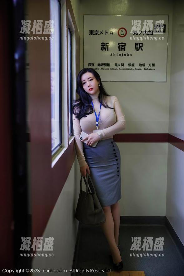 秀人网 - 当光影遇上水雾：子纯儿Annie的浴室写真原图剪影