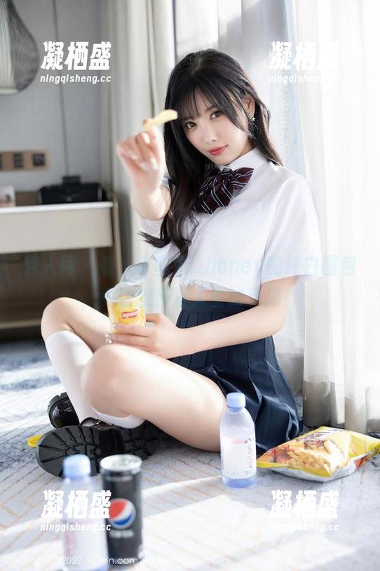 秀人网 - 看，小蛮妖_honey的纯白图包，竟让我怀疑人生的选择！