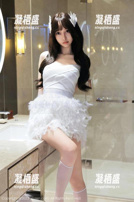 秀人网 - 林文文的棉袜写真：优雅与俏皮的完美结合，原图等你探索！