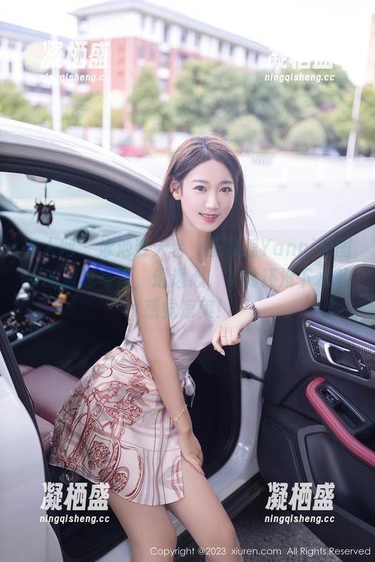 秀人网 - 泳池变天台，王馨瑶Yanni原图中的清凉写真，透透心，身体还没下水就感觉凉爽！