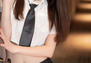 秀人网 - 田兮白在梦境中跳舞：探索无圣光写真和体操服的交融