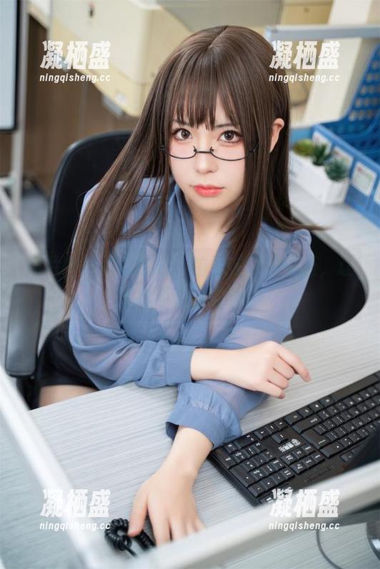 图片中的虎森森莺，仿佛在窃窃私语，让人忍不住想靠近。