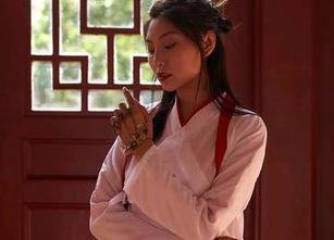 蜜桃社 - 眨眼间，许思铭在制服写真中竟然化身时尚典范，看看原图！