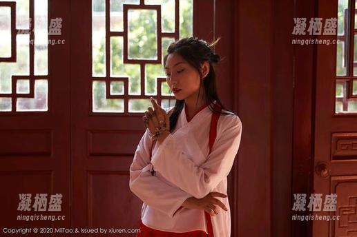 蜜桃社 - 眨眼间，许思铭在制服写真中竟然化身时尚典范，看看原图！