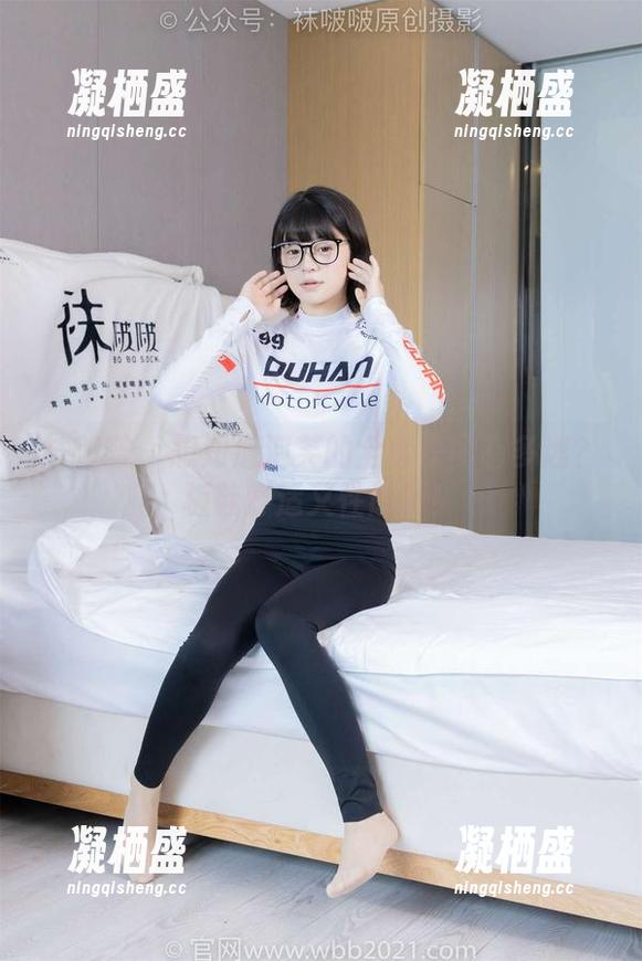 袜啵啵 - 想知道泡芙的全套原图有多迷？板鞋舒适又性感啊！