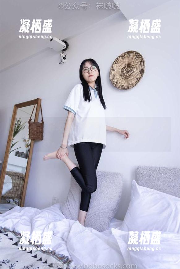 袜啵啵 - 能把白棉袜穿出花样的涵涵：在线写真，简直是‘袜’界的女神！