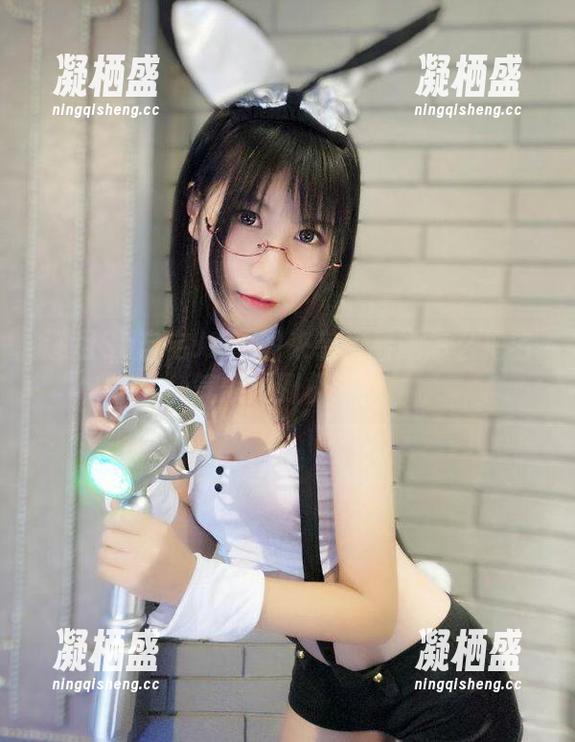 逐月Su自宅JK原图来袭：看她怎么把宅气焕发到极致！
