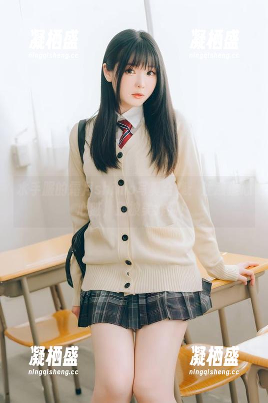 水手服的霜月shimo写真合集：注意操心心脏，别被美炸到！