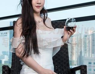 青豆客 - 为什么嘉宝贝儿Vetiver的纯白写真让我想到了棉花糖？