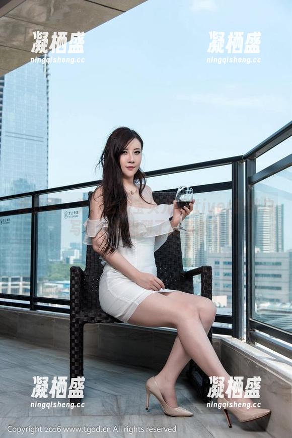 青豆客 - 为什么嘉宝贝儿Vetiver的纯白写真让我想到了棉花糖？