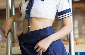 青豆客 - 在泳池边的颜美汐，精选泳衣套图拍出夏天的热度！