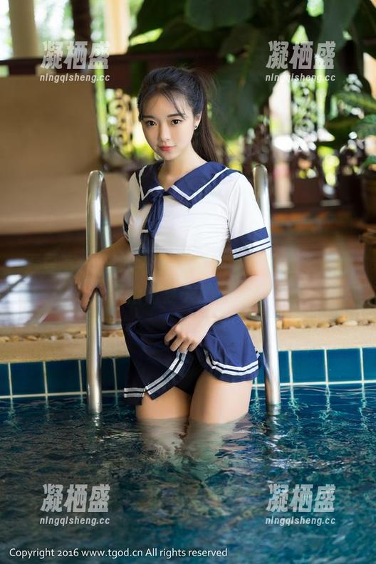 青豆客-颜美汐 青豆客 - 在泳池边的颜美汐,精选泳衣套图拍出夏天的热度!