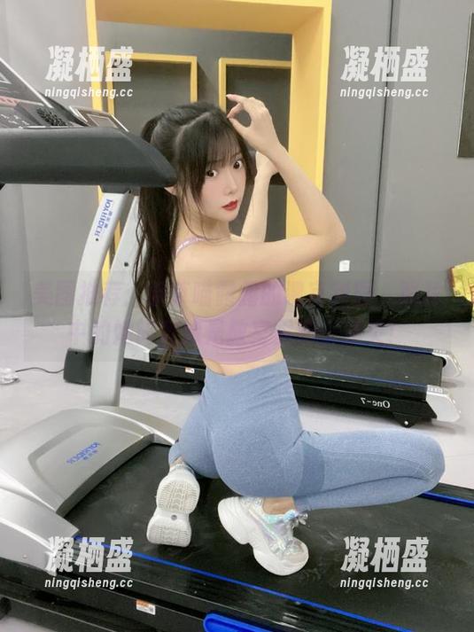 美图推荐：香草喵露露的课室制服，照片中的她简直像是教室里的小精灵！