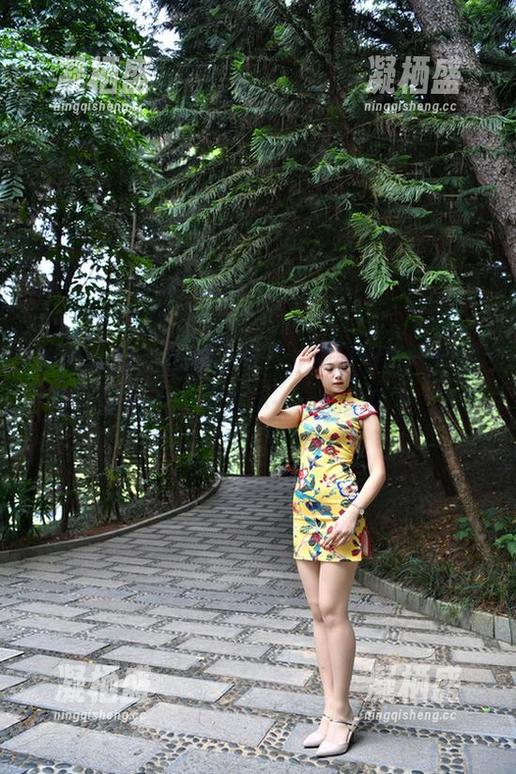 魔镜街拍 - 私拍图集中，婷婷在寒风中摇曳，肉丝美人带来不一样的圣诞祝福！
