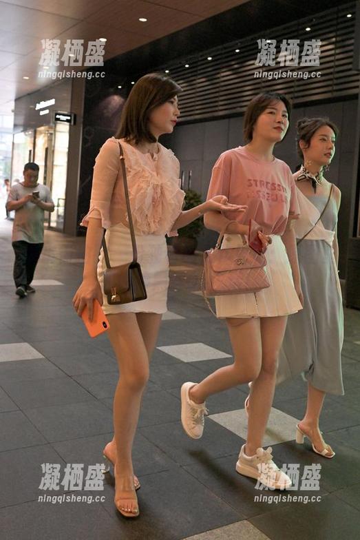 魔镜街拍 - 一份独特的工作日记：原图里的婷婷黑丝OL生活！