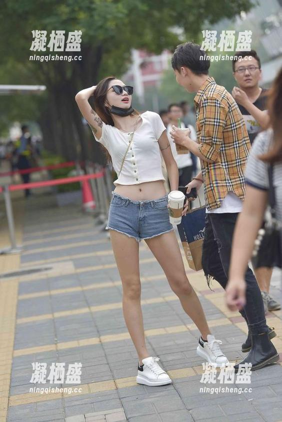 魔镜街拍-婷婷 魔镜街拍 - 暗流涌动的午后!最新婷婷的包臀灰裙合集,薄丝OL美女一出,你绝对心动不已