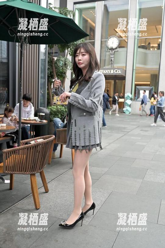 魔镜街拍-楼楼 魔镜街拍 - 楼楼的白色连衣裙,让我的手机壁纸瞬间变得优雅极了!