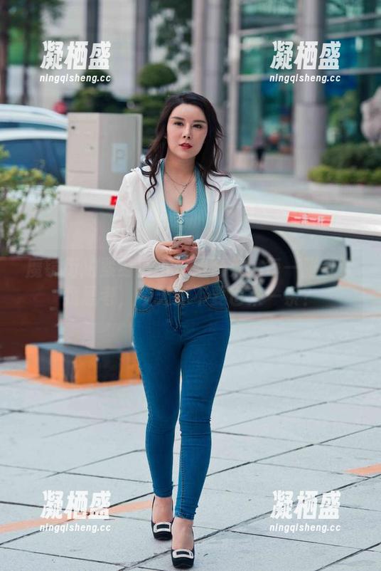 魔镜街拍紧身裤小姐姐合集：每一张都让我思考，今天要不要也来一条？