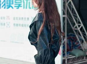 魔镜街拍：清晨健身女神在线，顺便带走你的最后一块饼干！
