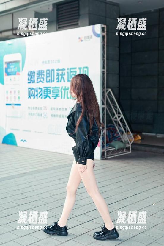 魔镜街拍 魔镜街拍:清晨健身女神在线,顺便带走你的最后一块饼干!
